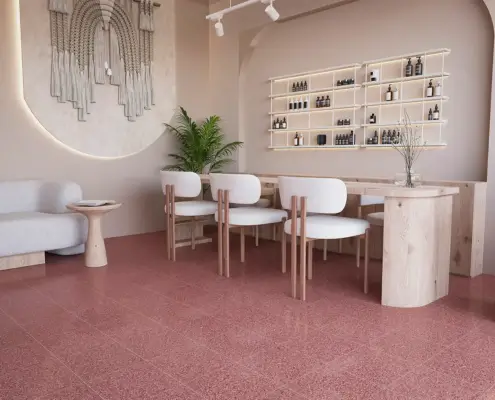 Interior moderno con sofá gris claro, mesa auxiliar de madera, sillas acolchadas blancas, pieza decorativa de materiales tejidos, planta en maceta, estantes con botellas y contenedores, y baldosas marrón rojizo.