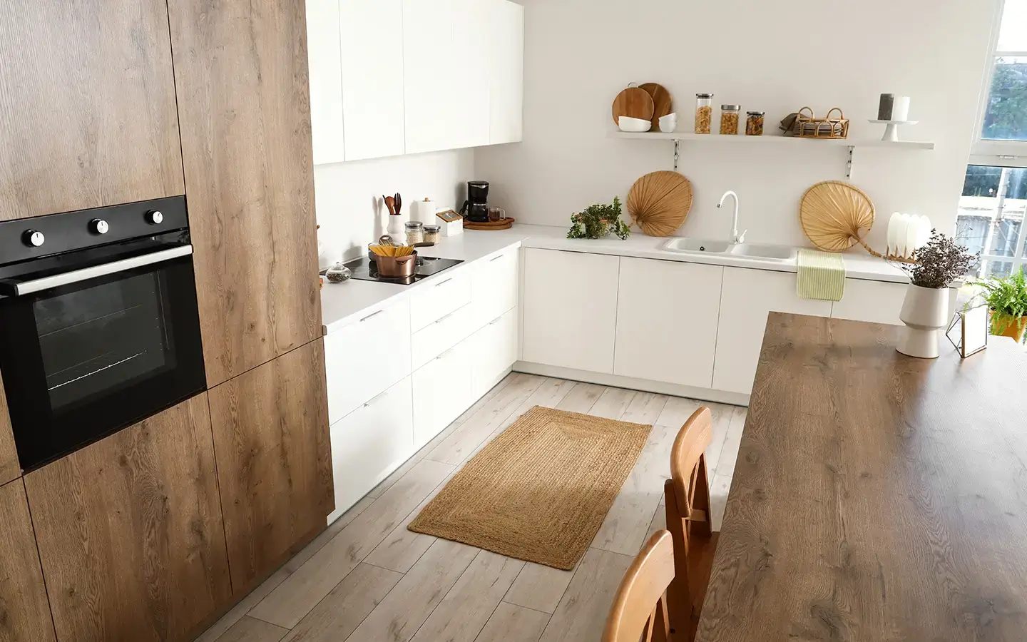 Cocina estilo escandinavo con muebles blancos y acabados en madera clara, ejemplo de diseño natural y minimalista para el hogar en 2026